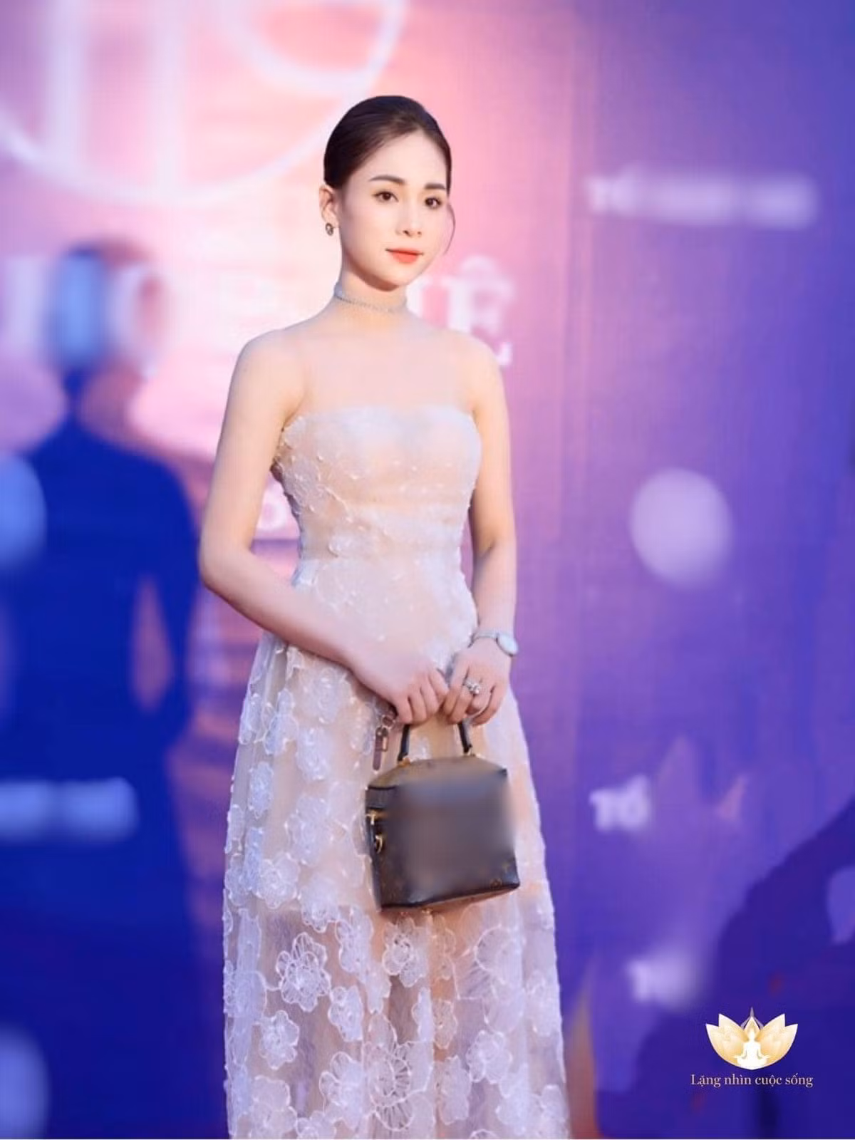 Nhiều người nói đùa rằng gia đình sinh thêm 4 đứa nữa cho tròn 10. Thế nhưng bà mẹ 33 tuổi chia sẻ cô muốn sinh 1-2 con nữa rồi sẽ "chốt sổ".