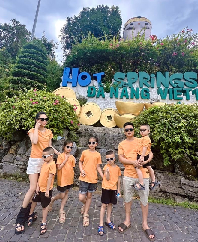 Khi sinh bé đầu tiên, Tuyết được bà ngoại hỗ trợ. Đến khi sinh người con thứ 4, cô mới phải thuê thêm giúp việc theo giờ.