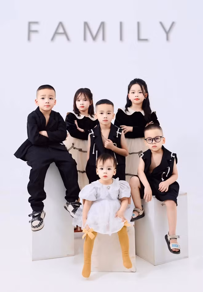 Nhiều người cho rằng gia đình cô vỡ kế hoạch, thế nhưng Tuyết chia sẻ rằng đây hoàn toàn là mong muốn của cô. Mỗi lần vào chăm sóc bố mẹ trong bệnh viện, nhìn cảnh anh chị em quây quần, cô lại mong sau này mình được sống tuổi già vui vầy, đầm ấm như vậy.