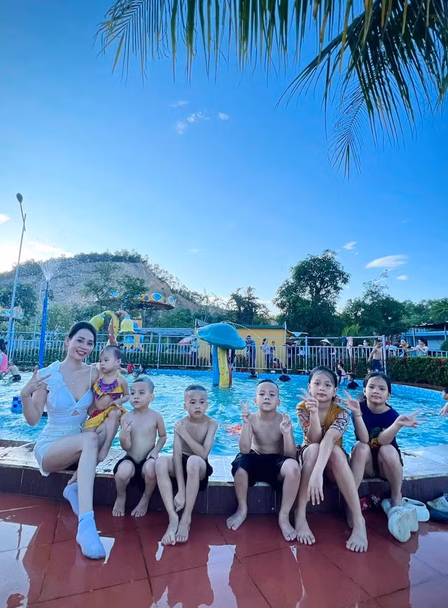 Khoảng cách giữa 2 lần sinh nở của bà mẹ xứ Nghệ khá dày, em bé trước hơn em bé liền kề chỉ 1-2 tuổi. Chính vậy đến hiện tại nhìn 6 đứa con của Tuyết không có sự chênh lệch quá nhiều.