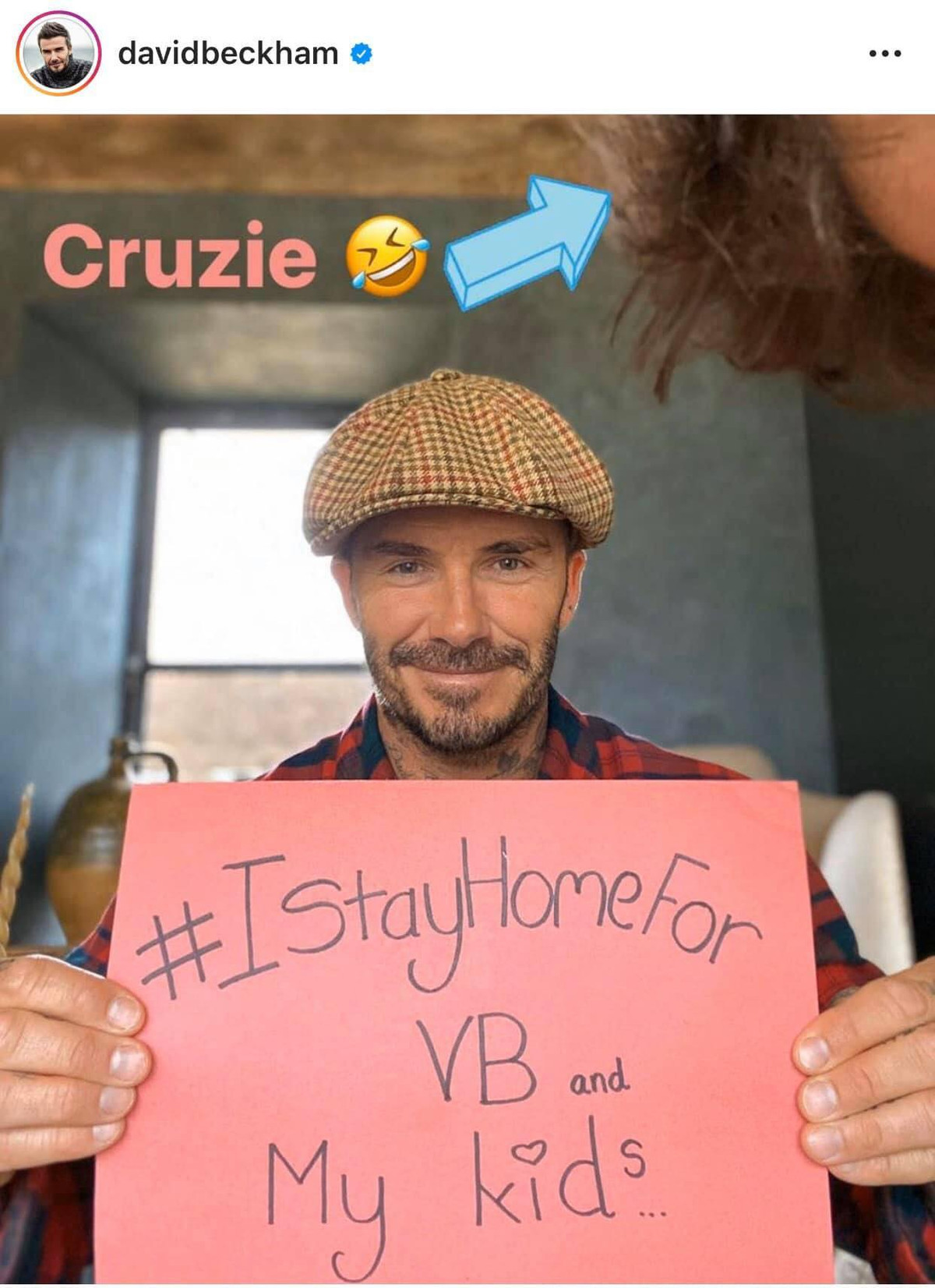 Ngôi sao bóng đá thế giới David Beckham cũng tham gia chiến dịch tuyên truyền này. Anh ngọt ngào cho biết bản thân ở nhà vì VB (viết tắt của Victoria Beckham) và 4 người con của mình.