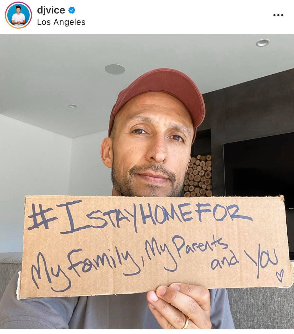 Chiến dịch #Istayhomefor được nhiều người tham gia, bao gồm cả những ngôi sao lớn. Theo đó, mỗi người sẽ cầm một tấm bảng có chữ viết với nội dung "Tôi ở nhà vì...". Ý nghĩa của thông điệp này là mọi người hạn chế ra ngoài, ở nguyên trong nhà để bảo vệ bản thân, gia đình và xã hội.