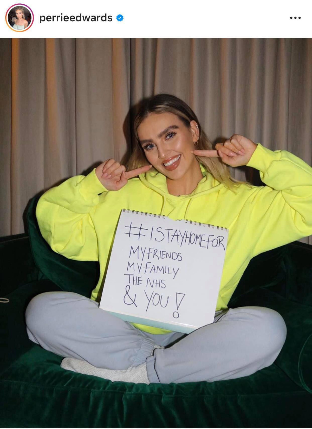 Cũng giống như chiến dịch "Tôi đi làm vì các bạn, bạn ở nhà vì chúng tôi" mới đây được các bác sĩ trên toàn thế giới hưởng ứng thì chiến dịch "Tôi ở nhà vì..." này cũng tạo nên một cơn sốt trên toàn cầu với mong muốn đại dịch Covid-19 sẽ sớm được đẩy lùi.