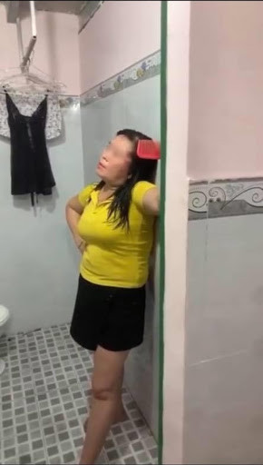 Cách đây vài hôm, một clip đánh ghen xuất hiện trên mạng xã hội thu hút sự quan tâm của nhiều người. Đáng nói ở chỗ, "kẻ thứ 3" mặc kệ chị vợ chửi bới, vẫn giữ nguyên tư thế "người đàn bà hoá đá" trong nhà vệ sinh. Chính bởi vậy, người này được dân mạng đặt cho cái tên " người đàn bà hóa đá", "Tuesday tàng hình" hay "Tuesday cầm lược" cực hài hước.