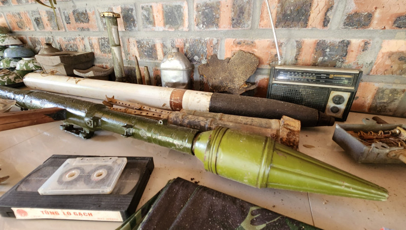 Suốt 20 năm, người đàn ông luôn đau đáu một nỗi niềm với lịch sử. Ông dành thời gian đi sưu tầm, tìm kiếm, mua về hàng nghìn phế liệu chiến tranh từ các vùng núi sâu, dòng sông hay từ những cửa hàng thu mua phế liệu.