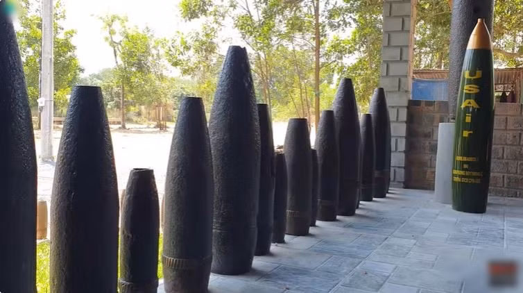 Thời điểm khởi công là đầu năm 2023. Ông Chức đã bỏ ra hơn 5 tỷ đồng mới có được mảnh đất sử dụng để tái hiện ngôi nhà chiến tranh, trong đó có 300m2 được thực dụng để dựng nhà bom.