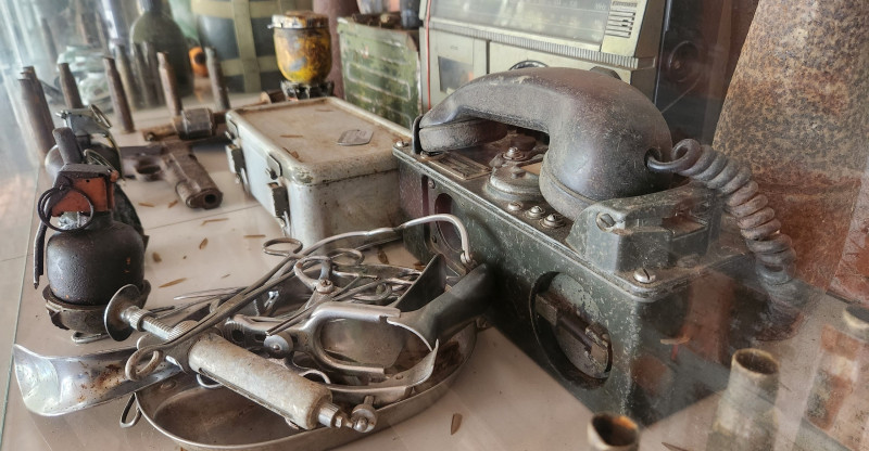 Ký ức Trường Sơn cùng “ngôi nhà bom” được khánh thành và đưa vào phục vụ mọi người đúng dịp 27/7 năm ngoái. Ngoài ngôi nhà xây bằng bom nằm chính giữa, khuôn viên của khu vực rộng lớn này còn có những kiến trúc khác như bếp Hoàng Cầm và các khu vực tham quan.