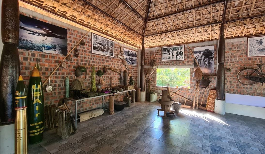 Ngay từ bên ngoài đã khiến người xem sửng sốt, từ cổng chào đến ngôi nhà đều được thiết kế xây dựng, bố trí khéo léo từ những vỏ bom, đạn còn sót lại sau chiến tranh.