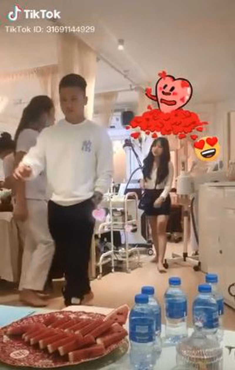 Cả hai bị bắt gặp ngồi cạnh nhau trong một bữa tiệc sinh nhật, cùng đi tới một spa tại Hà Nội.