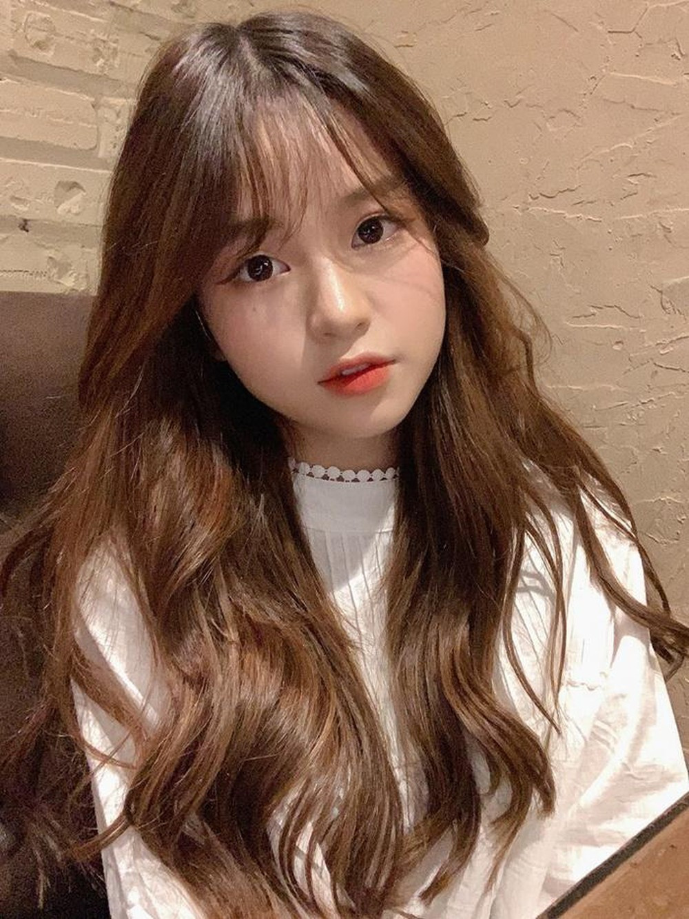 Sau khi chia tay Nhật Lê không lâu, Quang Hải dính tin đồn hẹn hò với "hot girl 1m52" Thanh Thủy. Cô nàng sở hữu nhan sắc xinh đẹp, gu thời trang cá tính.