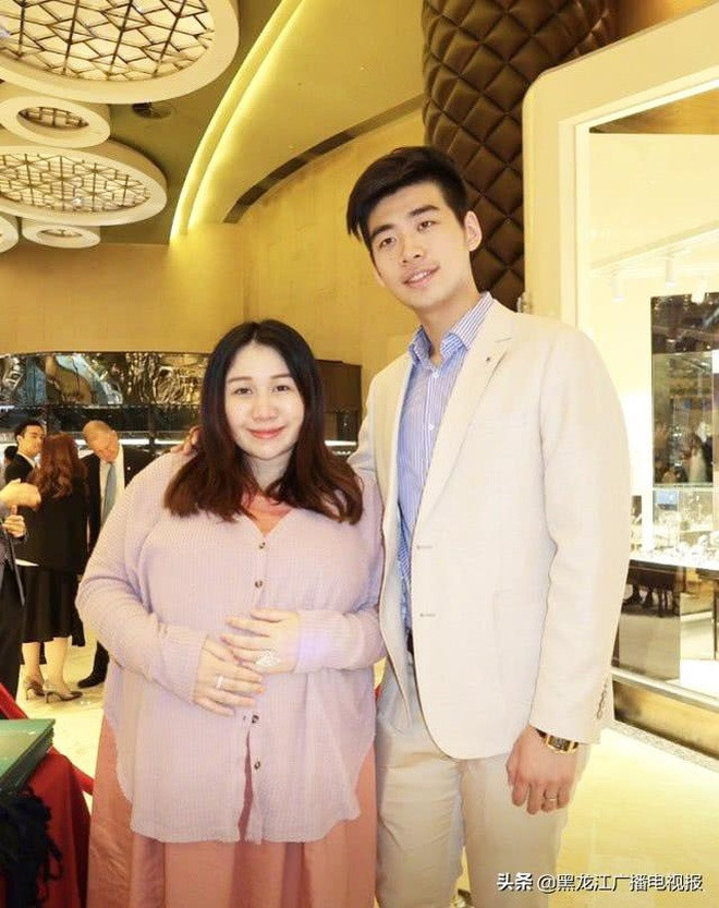 Cả hai được hai bên gia đình tặng một căn nhà tân hôn rộng hơn 400 m2, trị giá 500 triệu HKD (64,5 triệu USD) và hơn 100 triệu HKD (13 triệu USD) tiền mừng, trang sức, vàng.