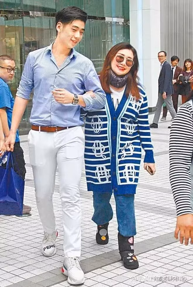 Lễ đính hôn tốn kém của con gái tỷ phú sòng bạc Macau và bạn trai kém 8 tuổi từng thu hút sự chú ý của truyền thông.