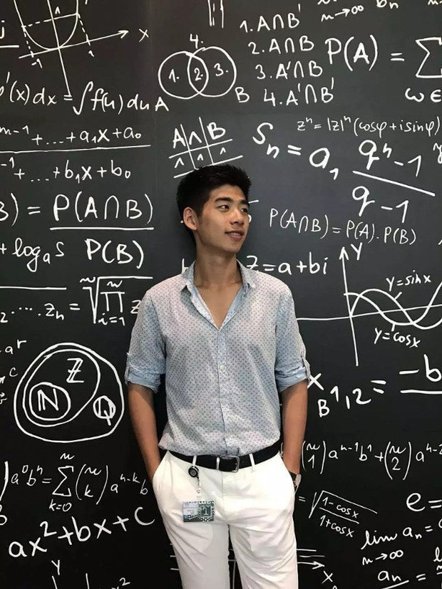 Gia đình của Kỳ Long còn có truyền thống về giáo dục khi ông bà nội anh đều là giáo viên. Anh chàng được nhận vào Harvard với điểm số ấn tượng: 2260/2400 điểm bài thi SAT và 114/120 điểm TOEFL.