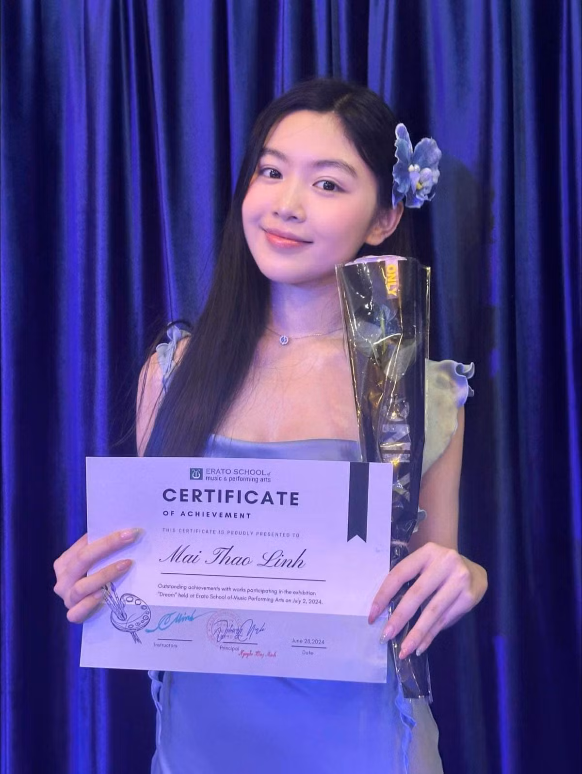 Con gái Quyền Linh còn nhận thêm được 1 giải thưởng nổi bật về tài hội họa của mình. Cụ thể, giấy chứng nhận của cô bé có nội dung thành tích nổi bật với các tác phẩm tham gia triển lãm lần này. Có thể thấy, không chỉ xinh đẹp, con gái Quyền Linh còn rất giỏi giang.