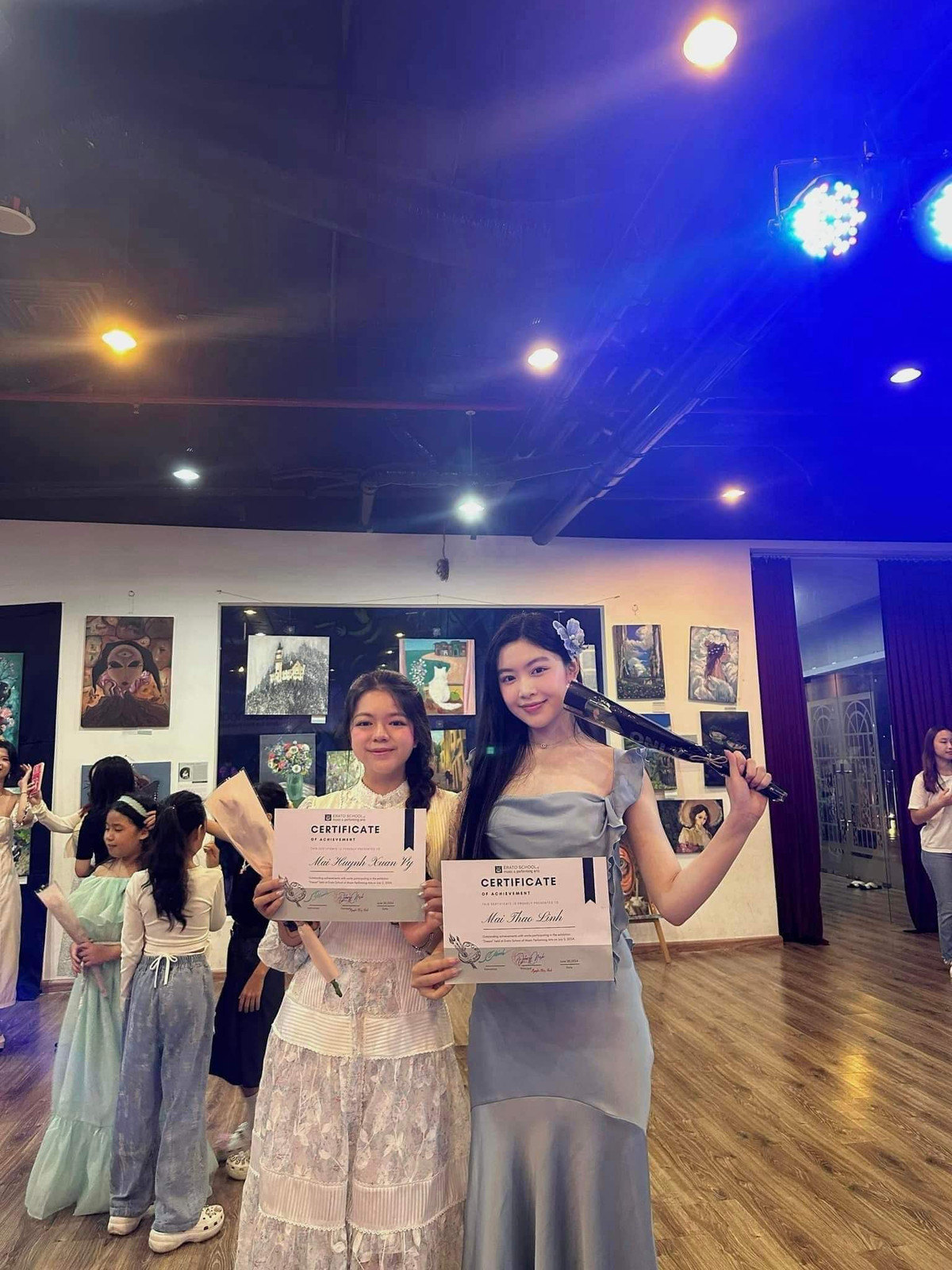 Nhờ sở hữu visual xinh đẹp cùng chiều cao nổi bật, Lọ Lem đã dễ dàng chiếm spotlight giữa hội bạn.