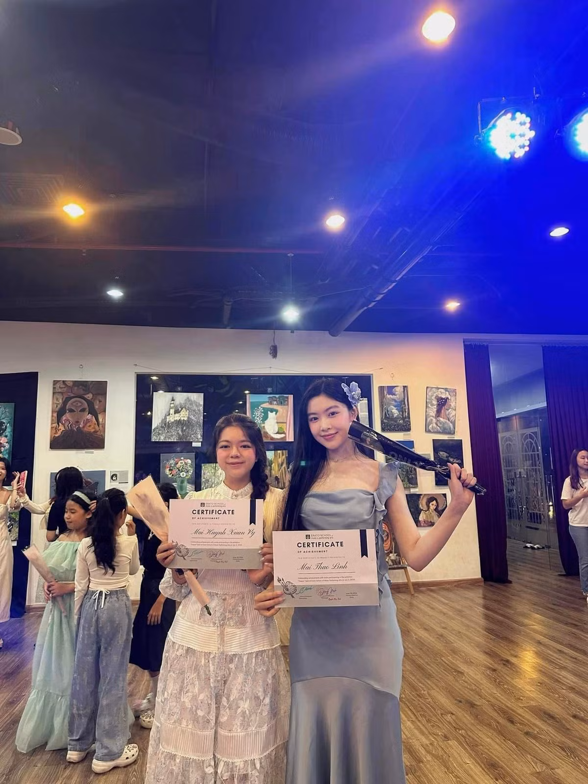 Nhờ sở hữu visual xinh đẹp cùng chiều cao nổi bật, Lọ Lem đã dễ dàng chiếm spotlight giữa hội bạn.