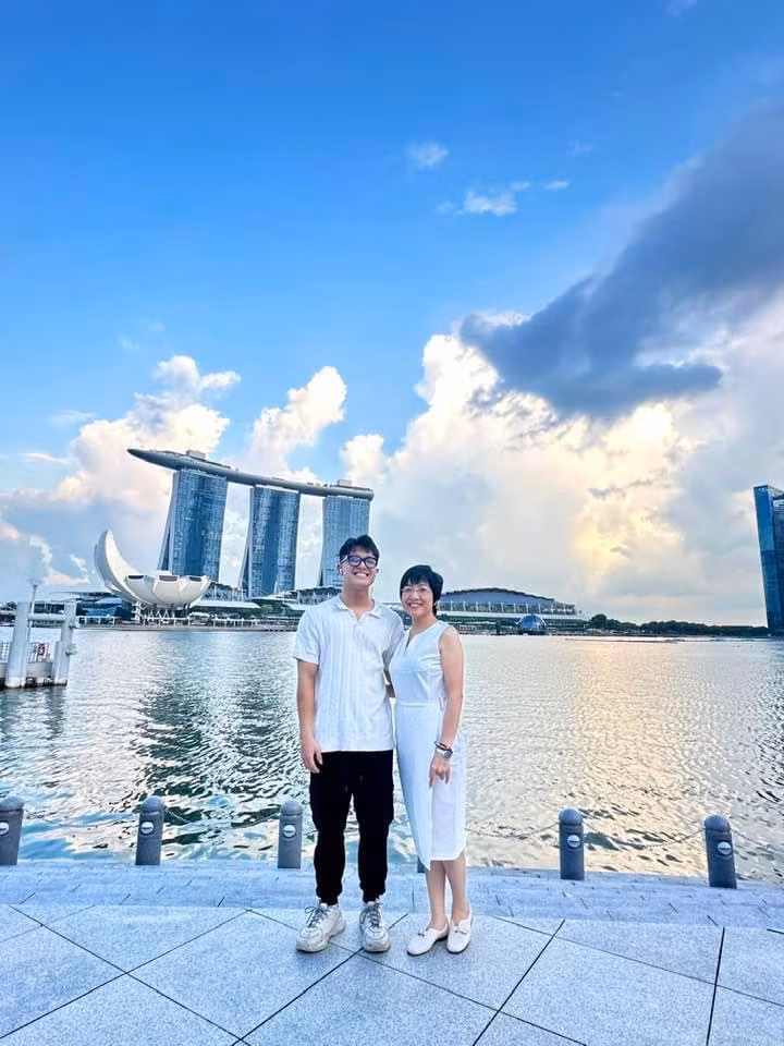 Nhiều người không khỏi bất ngờ vì con trai của cô đã lớn nhanh như vậy, ra dáng một soái ca.