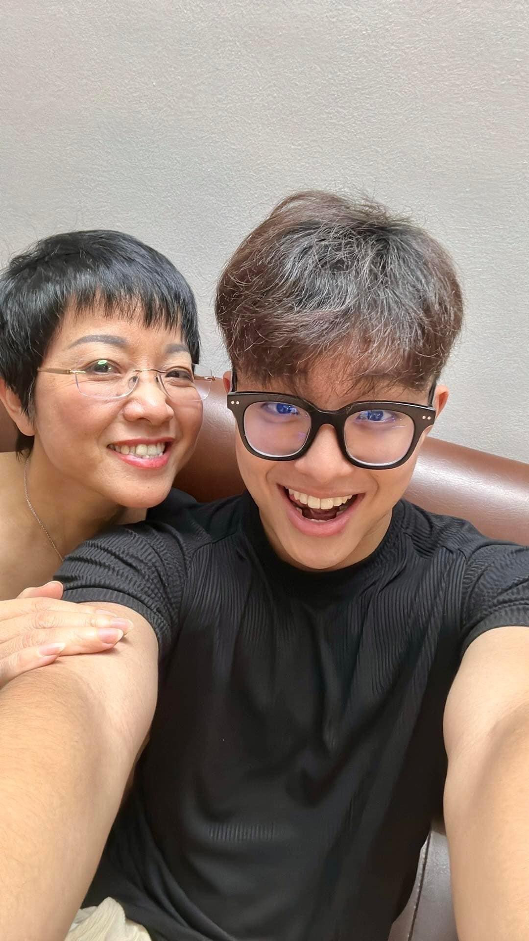 Tối 28/6, trên trang cá nhân, MC Thảo Vân đăng ảnh bên con trai kèm theo dòng trạng thái: "Tối nay, tôi thấy các nghệ sĩ biểu diễn với tình yêu gia đình mà xúc động vô chừng… Dù là ai, làm gì, ở đâu, cuối cùng gia đình vẫn là nơi mang lại những điều giá trị nhất".