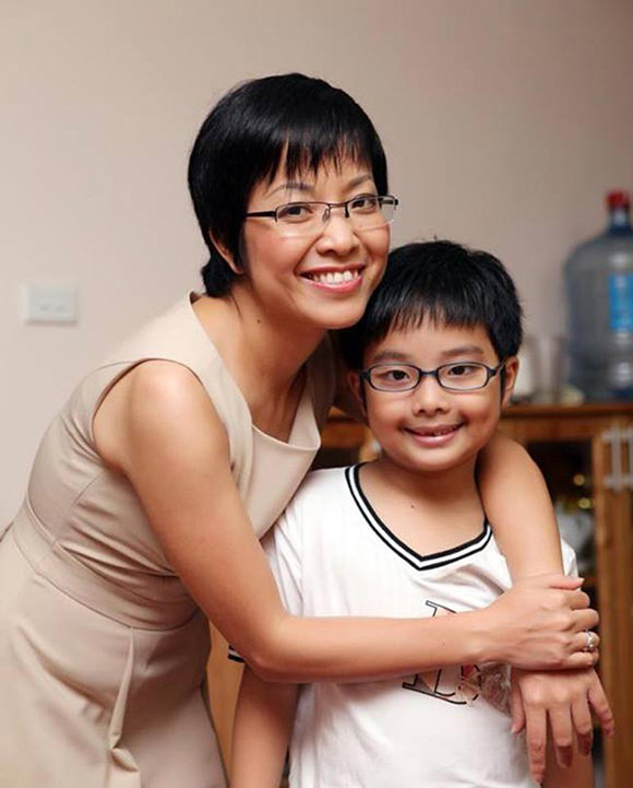 Thảo Vân một mình nuôi dưỡng Gia Bảo nhiều năm. Hai mẹ con có tình cảm khăng khít, gắn bó. Nữ MC thường xuyên đăng hình ảnh đời thường cùng con trên mạng xã hội.