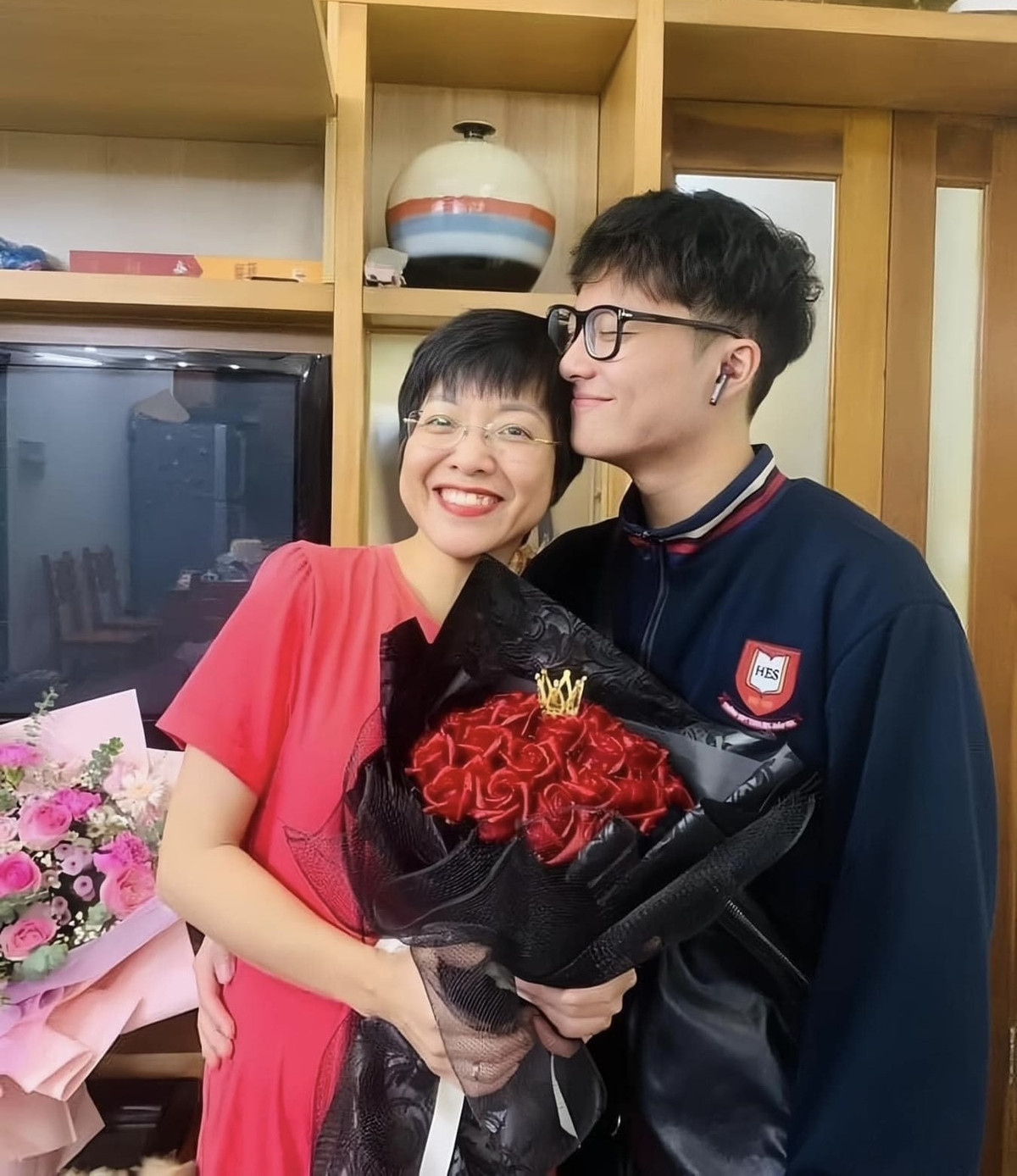 Nhiều người đã vào chúc mừng cô có được đứa con vừa đẹp trai lại hiếu thảo.