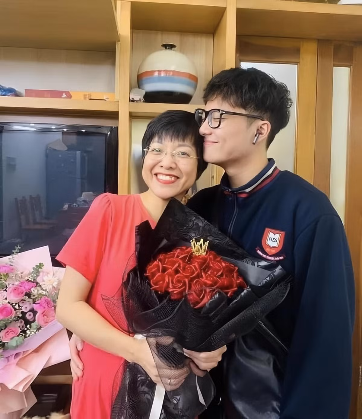 Nhiều người đã vào chúc mừng cô có được đứa con vừa đẹp trai lại hiếu thảo.