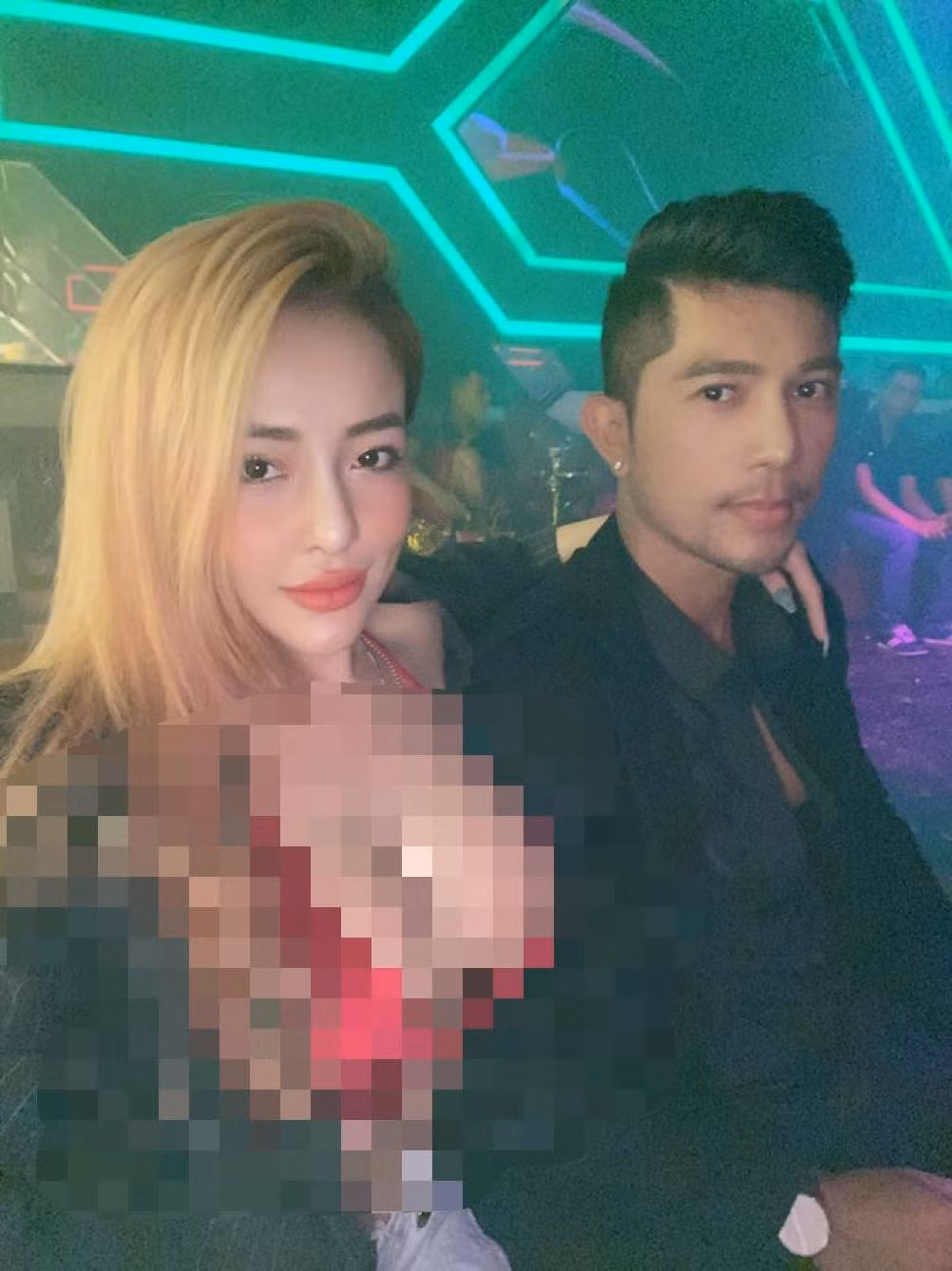 Chẳng phải một vụ việc hay ho gì nhưng Lương Bằng Quang vẫn bấp chấp, chia sẻ lên cả Facebook cá nhân cùng với dòng trạng thái đầy mùi mẫn: "Chào mừng em đến với thế giới DJ, có đi xa bằng thực tài hay để người khác lôi mình đi ”xa” là do em nhé. Anh yêu em, và sẽ ra sức kiềm em đi theo chiều hướng tốt".