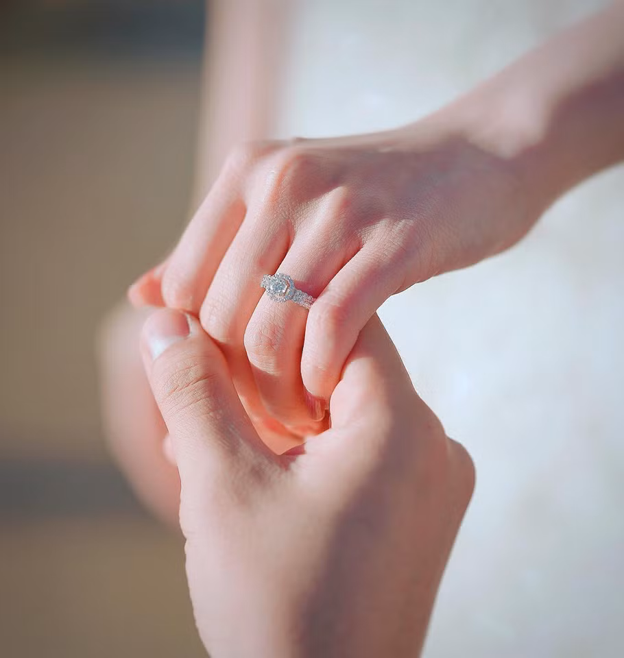 Mối tình của Hà My và Trọng Hoàng được nhiều người ủng hộ. Tài khoản M.A bình luận: "Chúc mừng anh chị đã cùng nhau đi đến đám cưới trong mơ, chuyện tình này làm em ghen tị quá".