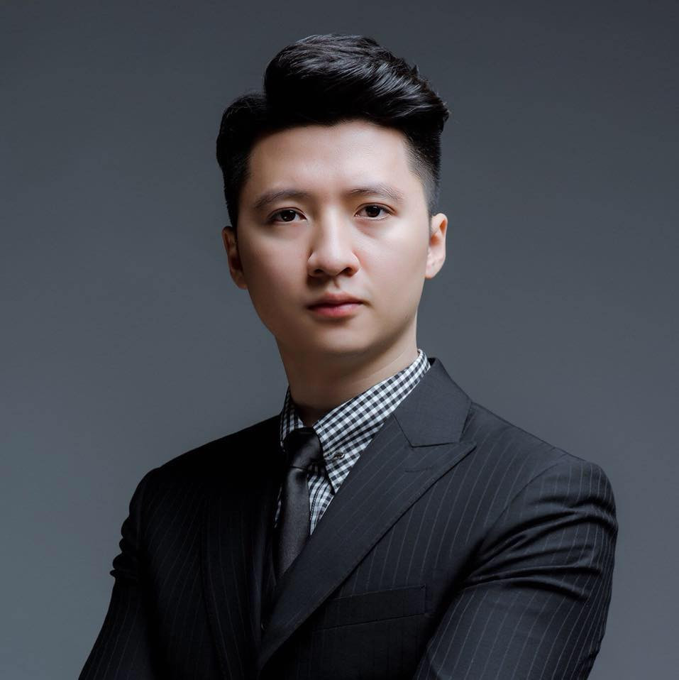 Nguyễn Trọng Hưng từng là hotboy ĐH Sân khấu Điện ảnh, nổi tiếng sau khi tham gia trong phim Bộ tứ 10A8, 7 ngày trong tình yêu... Anh từng đạt giải "Diễn viên xuất sắc" trong bộ phim Người hoạt náo.