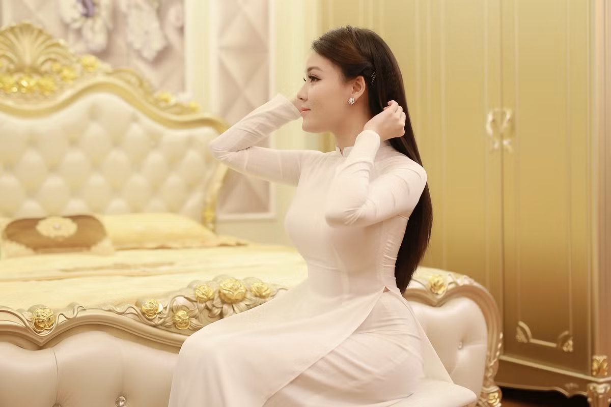 Trong lễ dạm ngõ, bạn gái cũ Hà Duy diện bộ áo dài trắng đơn giản với mái tóc đen xoã dài sau lưng.