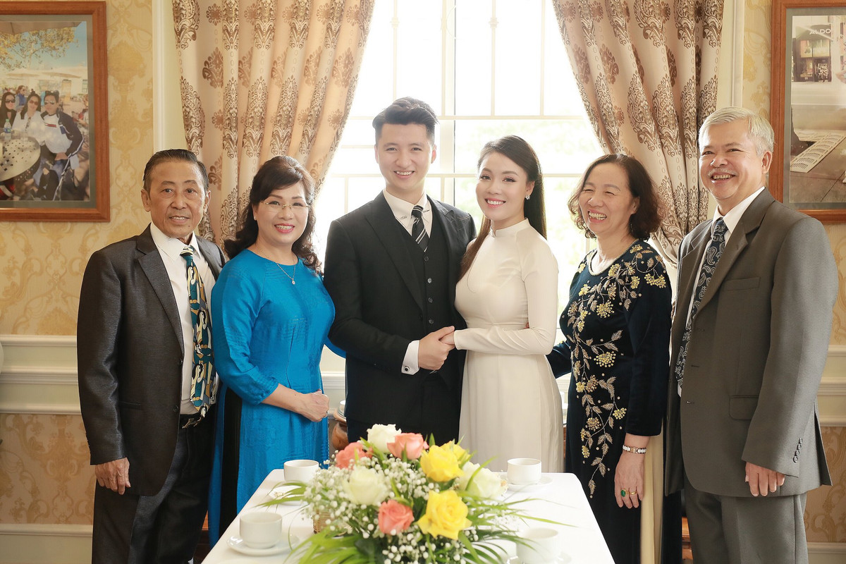 Gương mặt hạnh phúc và nụ cười của Hà My cùng Trọng Hưng là điểm sáng của cả bộ ảnh lễ dạm ngõ.