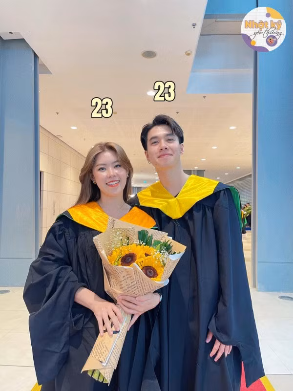 Ngày tốt nghiệp, cả 2 tay trong tay nhận tấm bằng cử nhân danh giá.