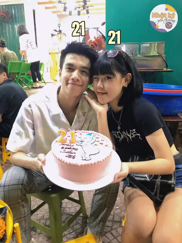 21 tuổi, cả 2 cùng nhau đón sinh nhật. Nhiều netizen nhìn ảnh này và nhận xét gương mặt của cả 2 ngày ngày càng giống nhau và có tướng phu thê.