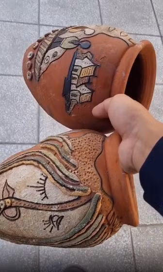 Còn chiếc bình còn lại thì có hình 2 đứa bé 1 trai 1 gái đang nhìn về phía xa xa.