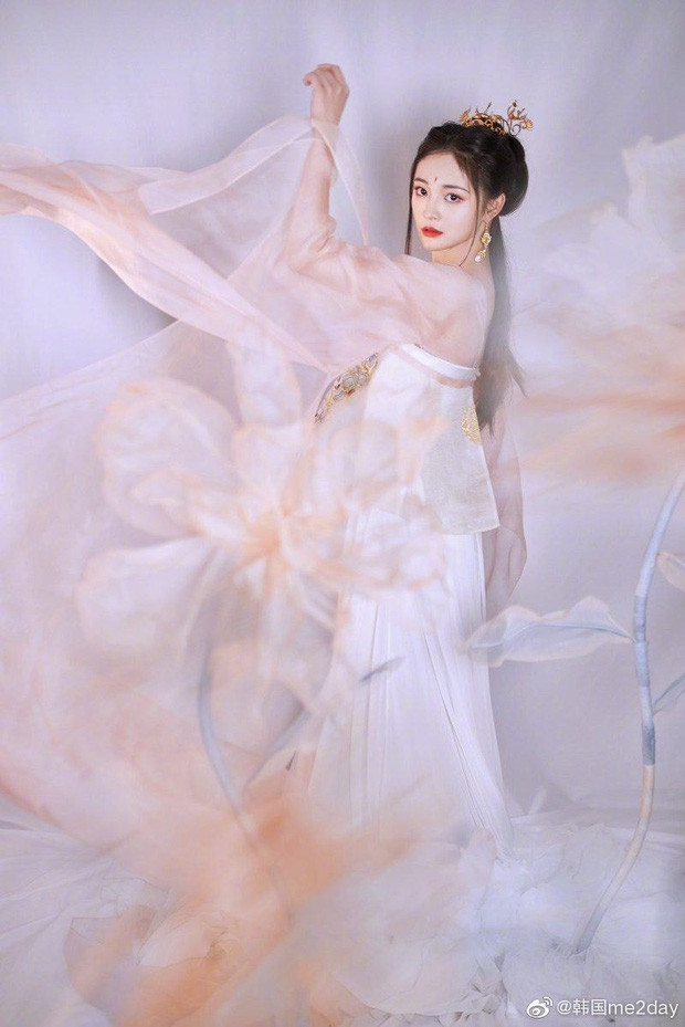 Cũng trong chương trình đó, khi MC hỏi giả sử khi đã đến 25 tuổi, nếu yêu thì bạn sẽ chờ đợi ngay đồng ý tổ chức đám cưới ngay. Chu Khiết Quỳnh lên tiếng: "25 tuổi thì già quá, em mới 21 thôi". Ở phía đối diện Khiết Quỳnh là đàn chị Cổ Lực Na Trát (27 tuổi) có gương mặt vô cùng khó chịu.