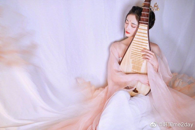 Không chỉ có vậy, cô nàng bị người hâm mộ nhận xét là nhan sắc tỉ lệ nghịch với EQ bởi những phát ngôn vô duyên trên sóng truyền hình. Trong chương trình "Thích bạn, tôi cũng vậy,", Vương Tử Dị (Nine Percent) tâm sự rằng anh muốn tổ chức lễ cưới trên du thuyền. Ngay lập tức, Chu Khiết Quỳnh bình luận: "Sau đó như tàu Titanic ấy hả?".