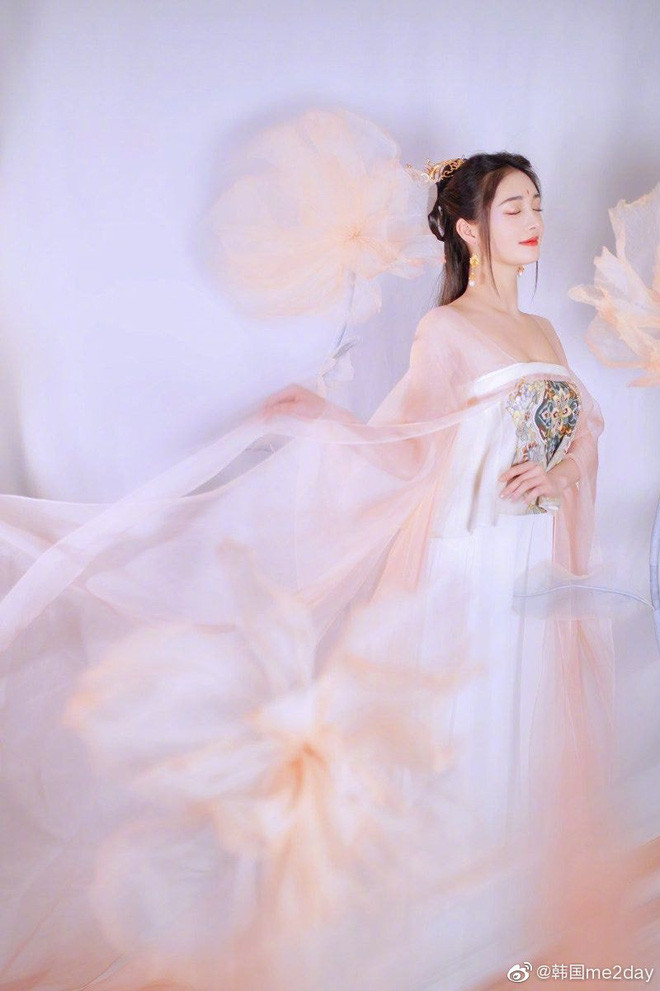 Bộ ảnh cổ trang của mỹ nhân Trung Quốc được thực hiện trước khi lên sóng chương trình Xuân Vãn của đài truyền hình Hồ Nam. Trông cô nàng xinh đẹp không khác gì một tiên nữ thật sự.