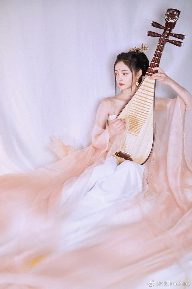 Mỹ nhân 9X từng tỏ vẻ lấn lướt đàn chị Triệu Lệ Dĩnh dù bản thân chỉ đóng vai nữ phụ thứ 3. Triệu Lệ Dĩnh đã tức giận tới nỗi đăng bài ám chỉ đất diễn bị chèn ép quá đáng. Đây được coi là hành động không thể chấp nhận được