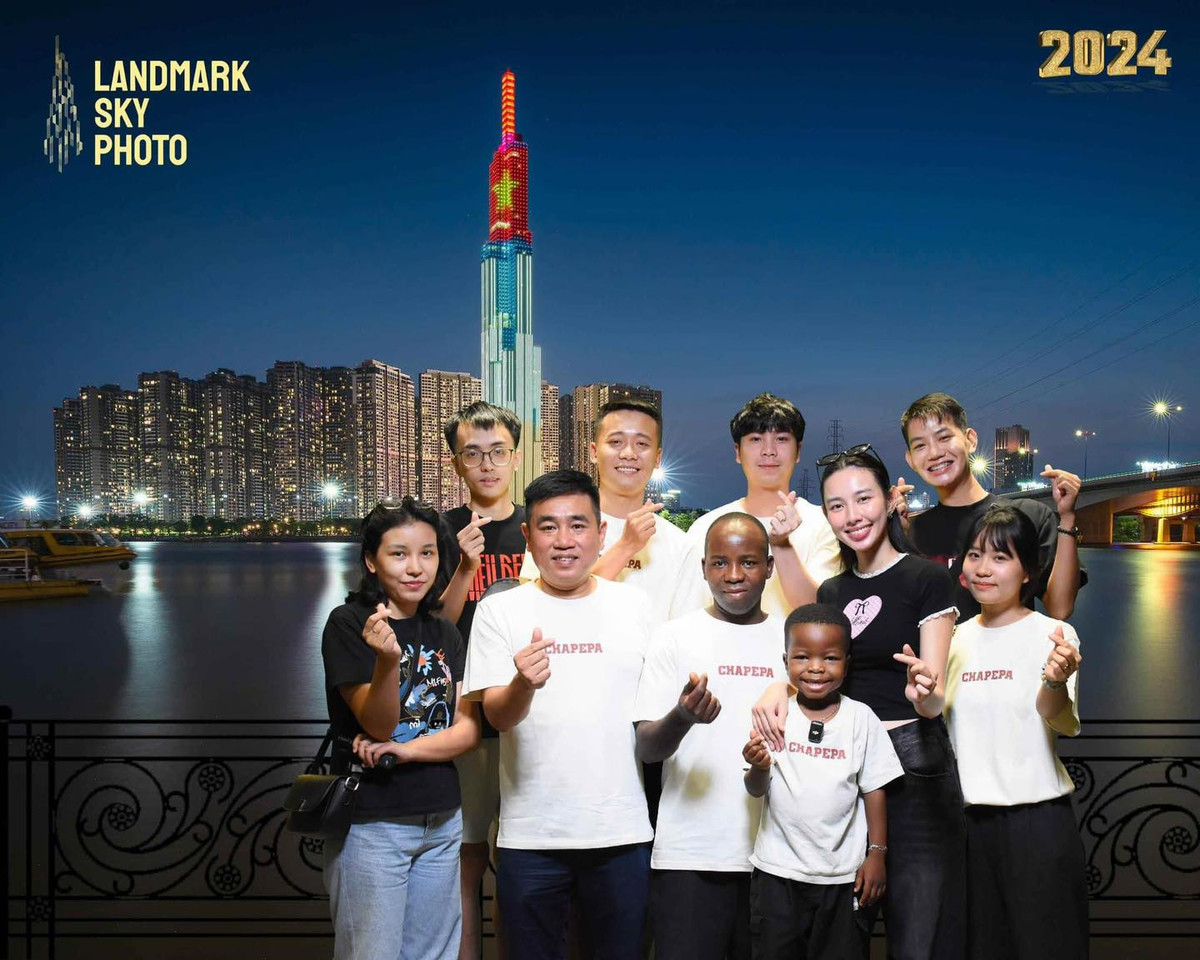 Hành trình Lôi con ở Việt Nam khiến những người yêu mến cậu bé châu Phi này theo dõi sát sao. Lôi được team Quang Linh đưa đi du lịch từ bắc vào nam dọc dải đất chữ S.