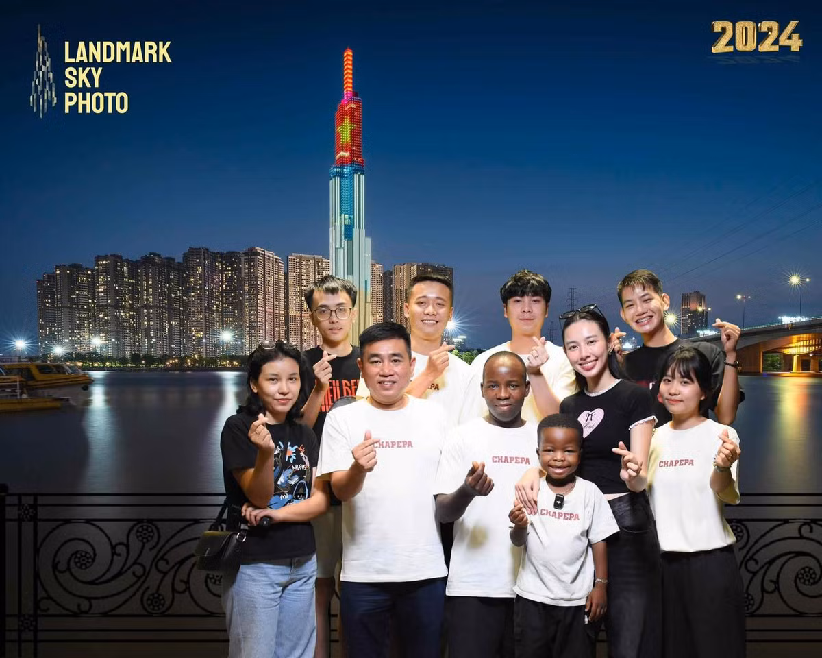 Hành trình Lôi con ở Việt Nam khiến những người yêu mến cậu bé châu Phi này theo dõi sát sao. Lôi được team Quang Linh đưa đi du lịch từ bắc vào nam dọc dải đất chữ S.