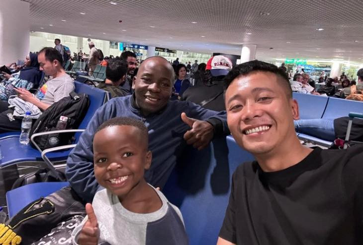 Nhiều người cho rằng khí hậu ở Việt Nam vốn khác khí hậu ở châu Phi, cùng với lịch trình dày đặc có thể là nguyên nhân khiến Lôi con phải nhập viện.