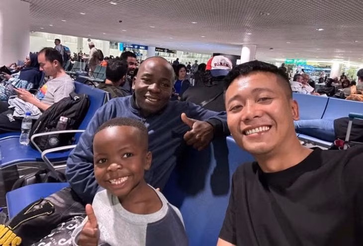 Nhiều người cho rằng khí hậu ở Việt Nam vốn khác khí hậu ở châu Phi, cùng với lịch trình dày đặc có thể là nguyên nhân khiến Lôi con phải nhập viện.