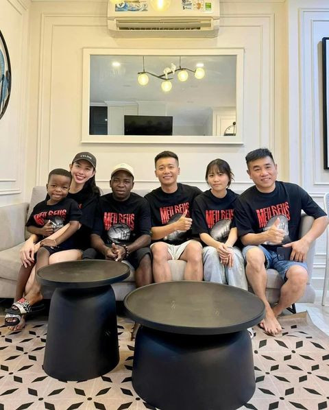 Lôi Con (Mativado, 5 tuổi) mới đây được Quang Linh Vlogs đưa từ Angola về Việt Nam chơi. Ngay khi đặt chân đến Việt Nam, cậu bé đã rất được chào đón và yêu mến.