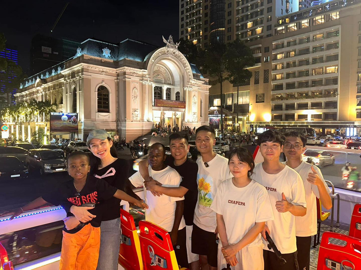 Lôi con cũng thể hiện sự dạn dĩ của mình khi xuất hiện ở nhiều nơi, cậu bé nói tiếng Việt giao tiếp, cũng như hát hit "cắt đôi nỗi sầu" khiến netizen không khỏi thích thú.