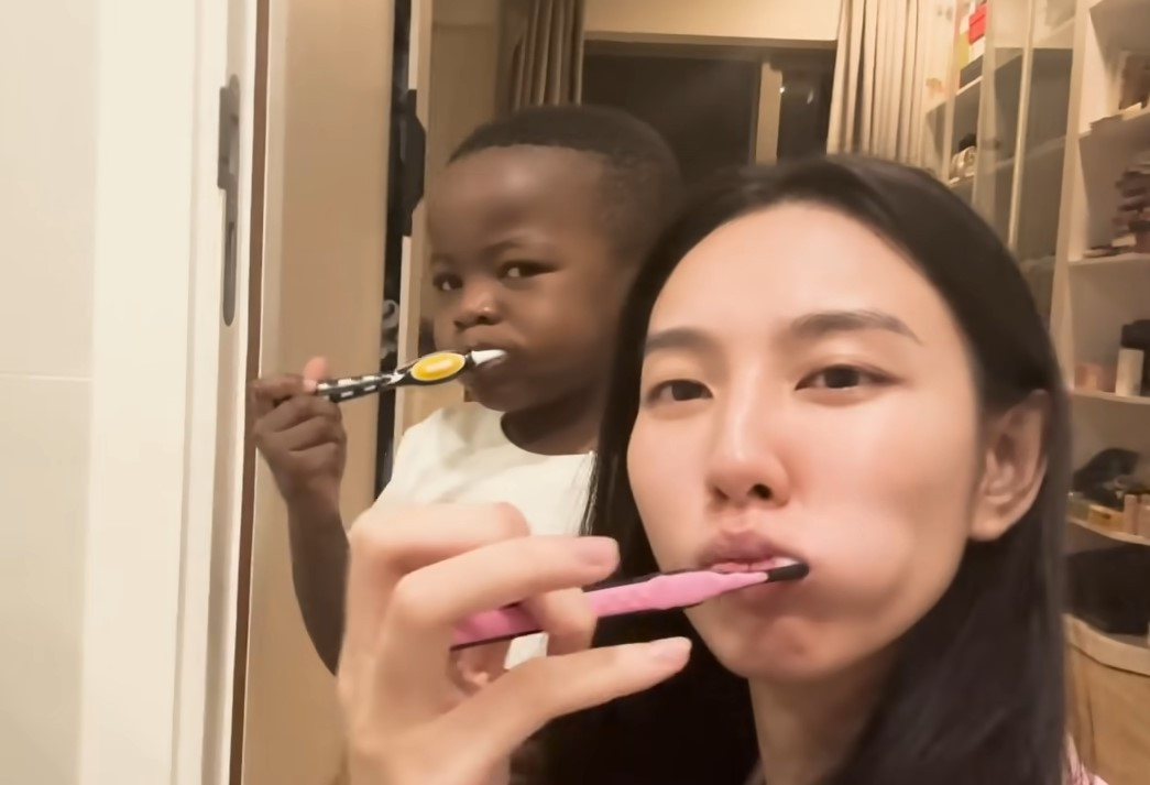 Quang Linh ngay lập tức đã trấn an netizen. Theo đó, vì cậu bé ăn uống nhiều dẫn đến tình trạng đầy bụng, khó tiêu. Nhóm của Quang Linh đã nhanh chóng đưa tới bệnh viện để thăm khám đầy đủ: “Cháu nó không sao cả nhà ạ!”, Quang Linh Vlog động viên thêm cư dân mạng.