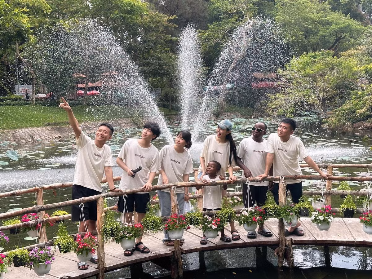 Mới đây, Lôi con cũng được hội ngộ với hoa hậu Thùy Tiên sau 2 năm nàng hoa hậu làm từ thiện ở Angola.