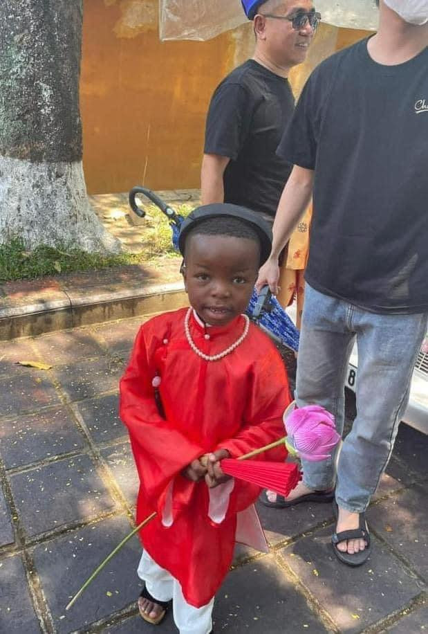 Thậm chí, Lôi con còn diện trang phục truyền thống Việt Nam là áo dài khi đến Huế. Nhờ sự ngoan ngoãn, đáng yêu nên Lôi con thu được rất nhiều thiện cảm từ mọi người.