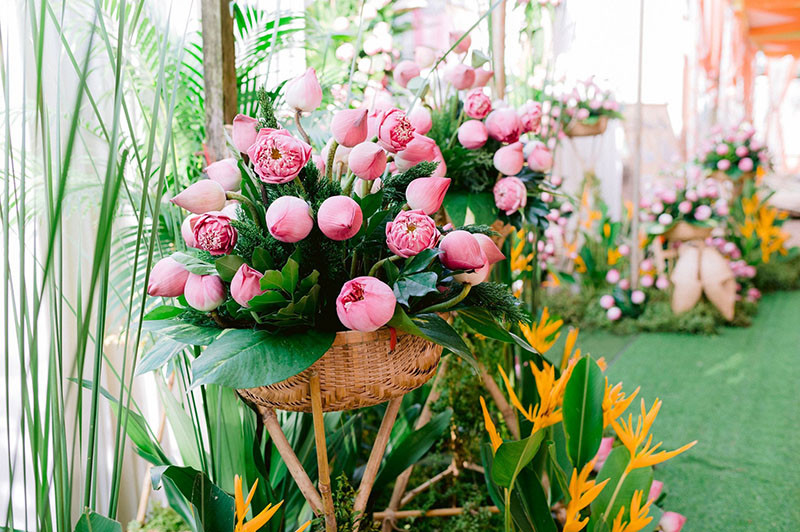 Các sản phẩm đan lát mang đậm phong cách dân gian cũng được tận dụng trong đám cưới. Sau khi những bức ảnh trên được đăng tải, nhiều người dành lời khen, đồng thời chúc phúc cô dâu chú rể. "Đẹp thật, nhìn như đám cưới cổ truyền vậy. Mình nghĩ như thế này mới ý nghĩa chứ hiện tại nhiều đôi làm đám cưới phong cách Trung Quốc, mất hết cả nét đẹp văn hoá" - Facebooker P.T bình luận.