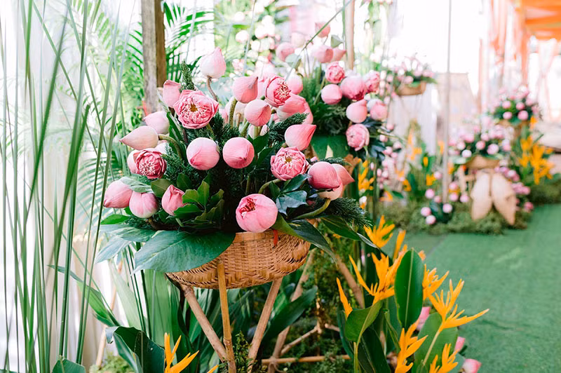 Các sản phẩm đan lát mang đậm phong cách dân gian cũng được tận dụng trong đám cưới. Sau khi những bức ảnh trên được đăng tải, nhiều người dành lời khen, đồng thời chúc phúc cô dâu chú rể. "Đẹp thật, nhìn như đám cưới cổ truyền vậy. Mình nghĩ như thế này mới ý nghĩa chứ hiện tại nhiều đôi làm đám cưới phong cách Trung Quốc, mất hết cả nét đẹp văn hoá" - Facebooker P.T bình luận.