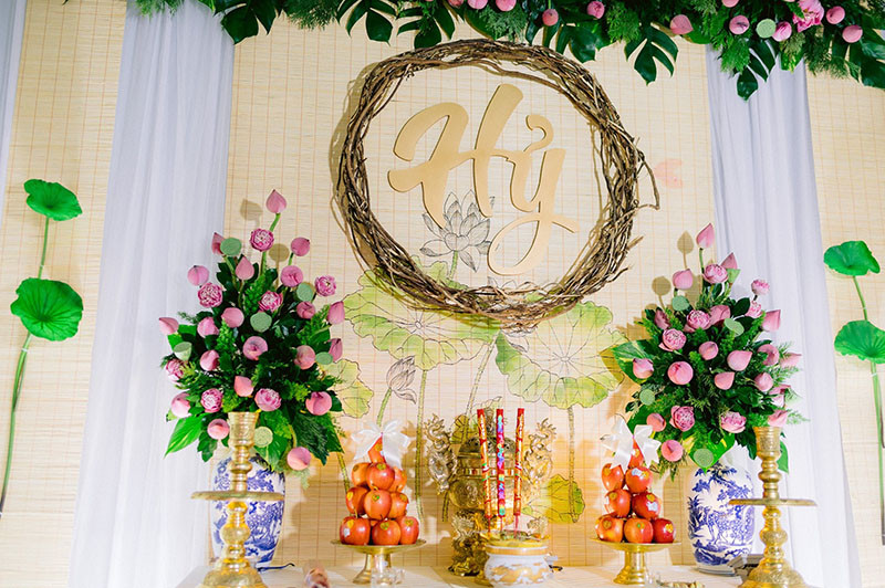 "Lễ đính hôn là một ngày quan trọng của đời con gái. Mình và chồng mình đều thích hoa sen, vì hơi hướng truyền thống và cũng vì ý nghĩa của hoa sen hồng với tình yêu. Với mình, hoa sen là biểu tượng của sự hoàn hảo, thuần khiết, tượng trưng cho bản chất nguyên thủy của trái tim. Hoa là hình ảnh đại diện cho tình yêu trong sáng, thủy chung, sự đam mê trong tình yêu và không vướng phải những sai trái" - cô dâu chia sẻ.