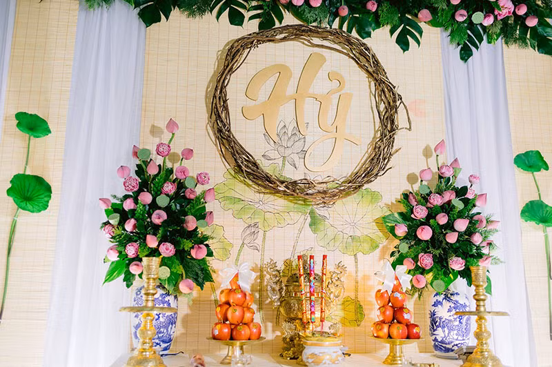 "Lễ đính hôn là một ngày quan trọng của đời con gái. Mình và chồng mình đều thích hoa sen, vì hơi hướng truyền thống và cũng vì ý nghĩa của hoa sen hồng với tình yêu. Với mình, hoa sen là biểu tượng của sự hoàn hảo, thuần khiết, tượng trưng cho bản chất nguyên thủy của trái tim. Hoa là hình ảnh đại diện cho tình yêu trong sáng, thủy chung, sự đam mê trong tình yêu và không vướng phải những sai trái" - cô dâu chia sẻ.